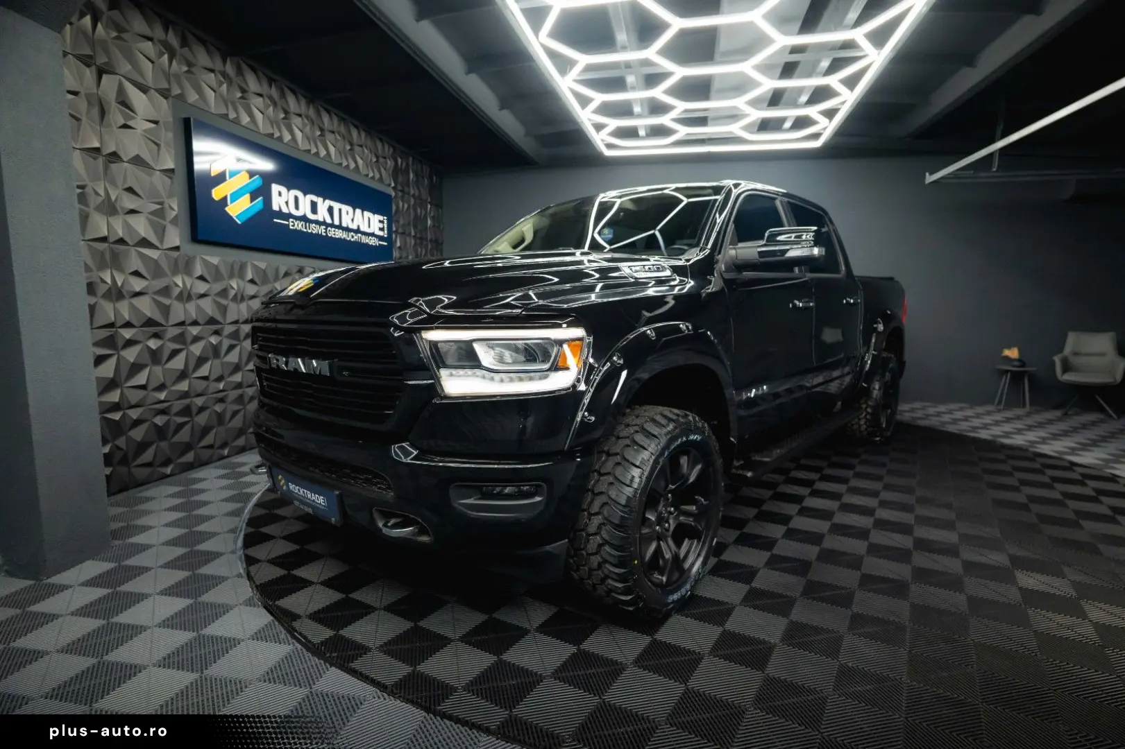 RAM 5.7 V8 HEMI 4x4 LARAMIE Offroad Night LED