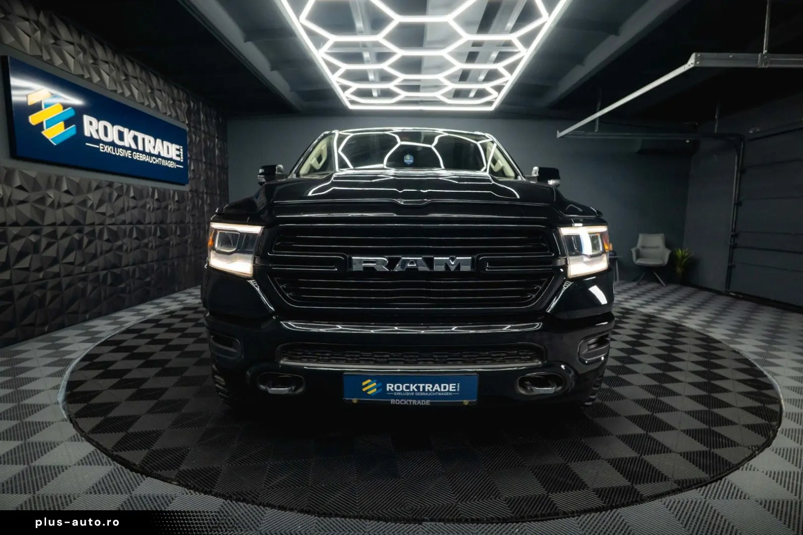 RAM 5.7 V8 HEMI 4x4 LARAMIE Offroad Night LED