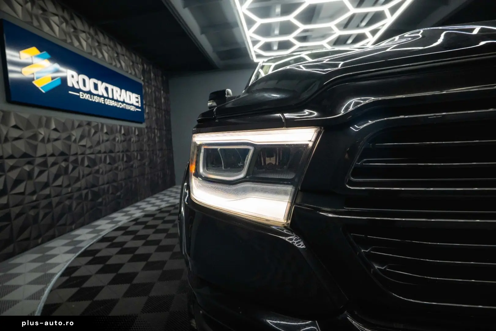 RAM 5.7 V8 HEMI 4x4 LARAMIE Offroad Night LED