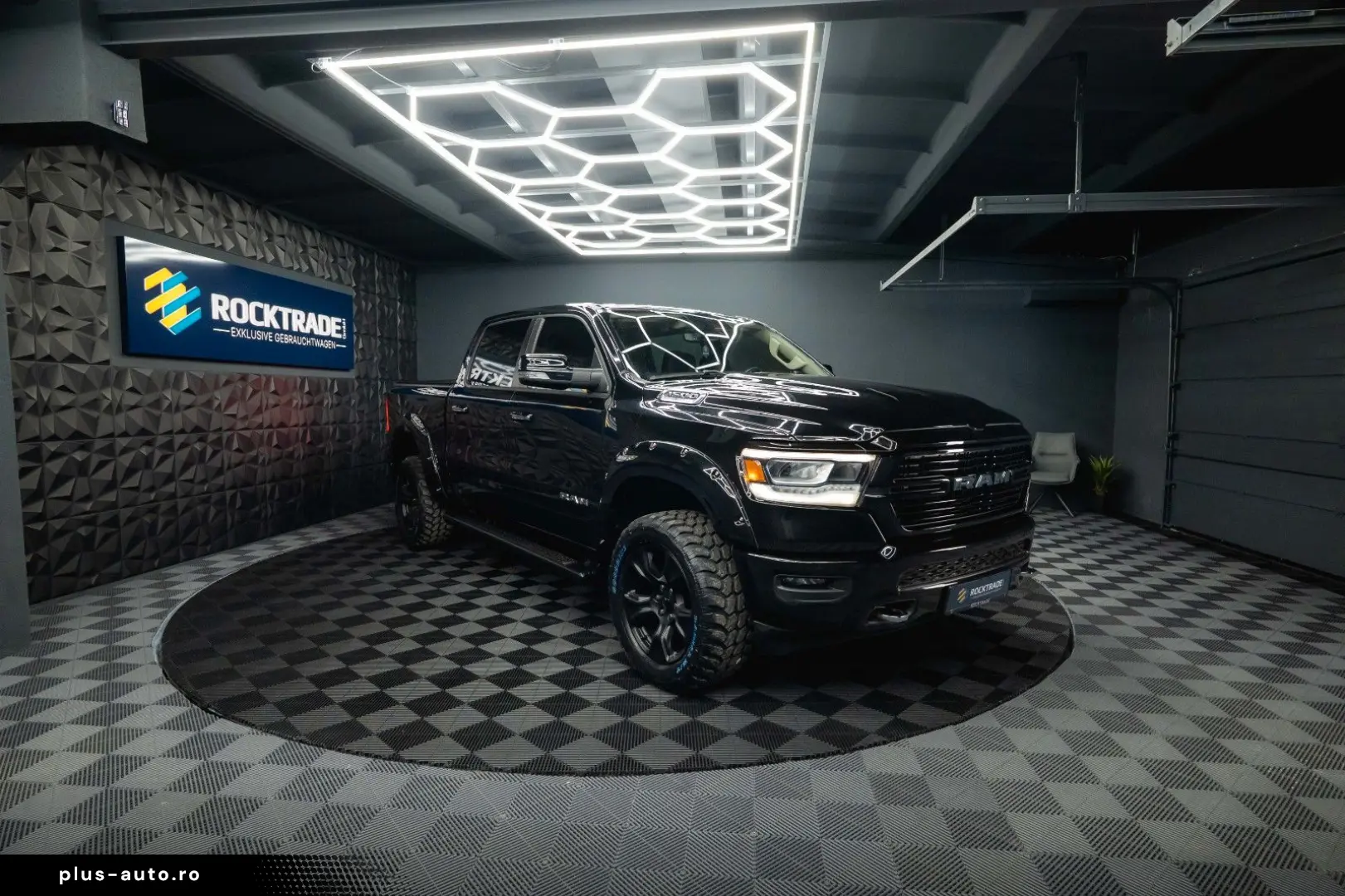 RAM 5.7 V8 HEMI 4x4 LARAMIE Offroad Night LED