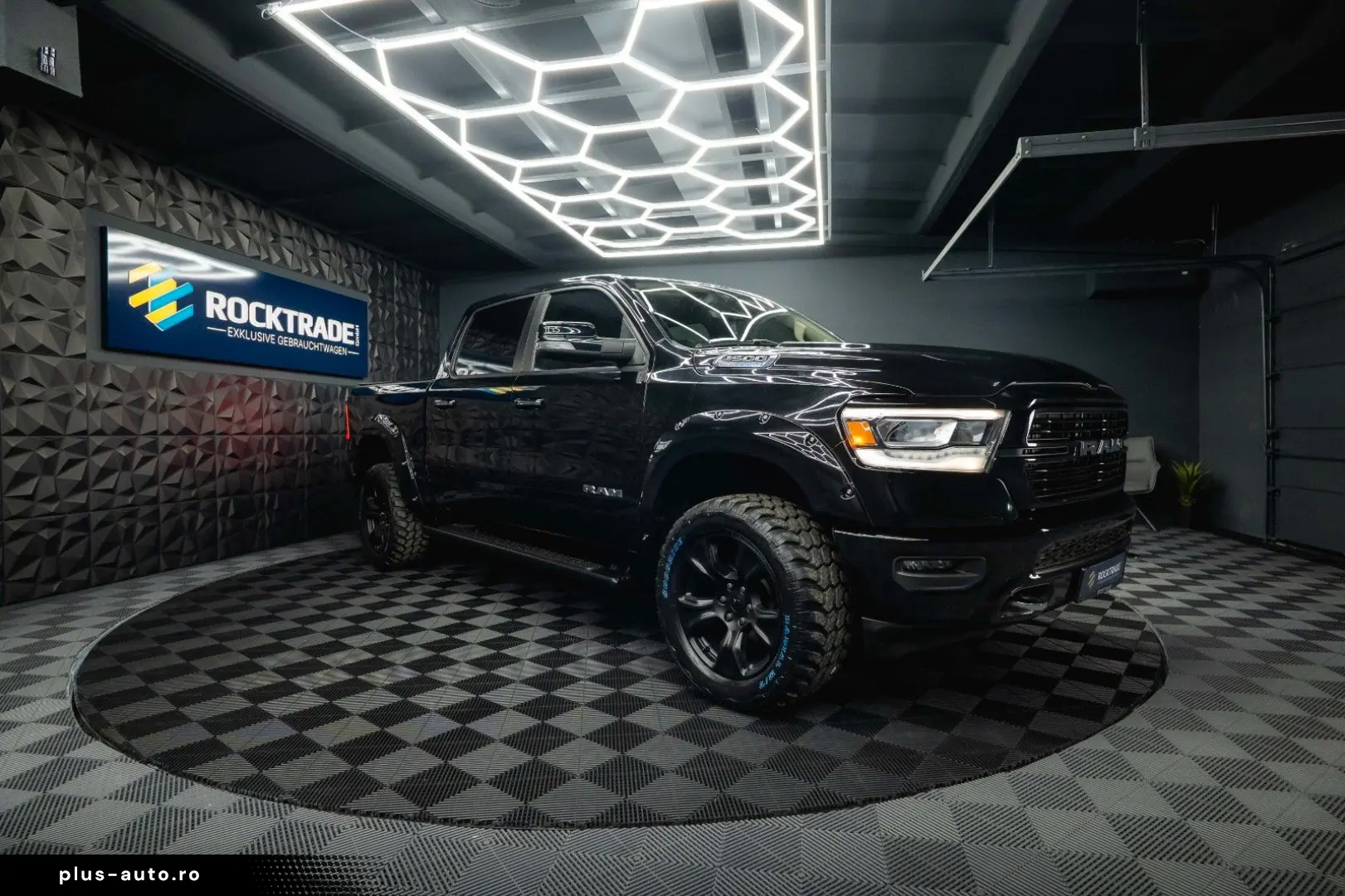 RAM 5.7 V8 HEMI 4x4 LARAMIE Offroad Night LED