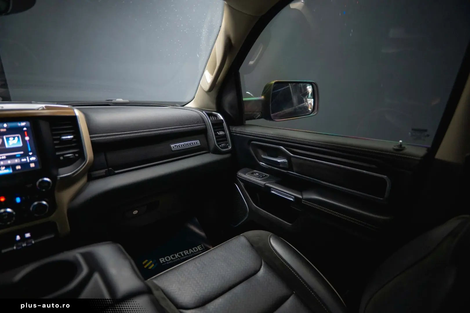 RAM 5.7 V8 HEMI 4x4 LARAMIE Offroad Night LED