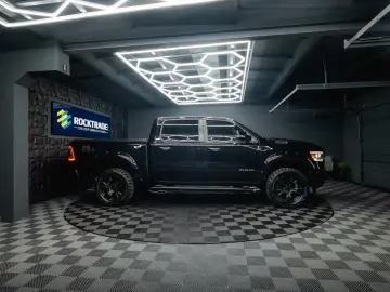 RAM 5.7 V8 HEMI 4x4 LARAMIE Offroad Night LED