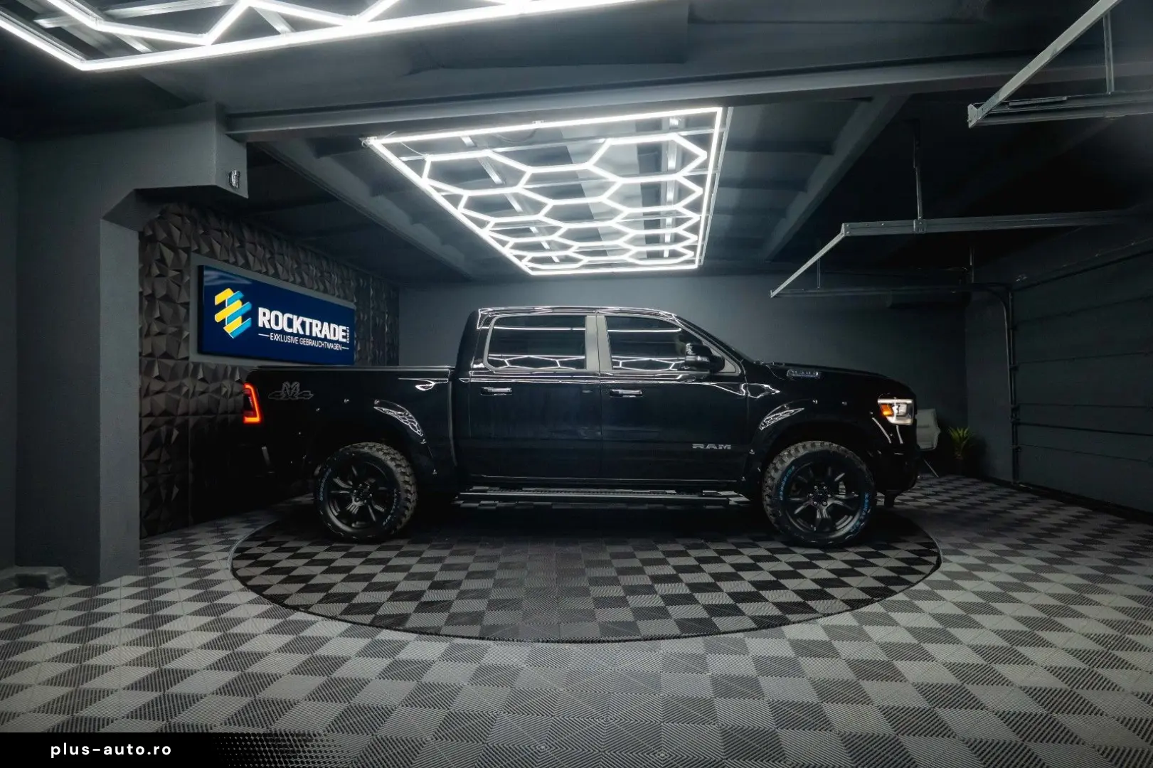 RAM 5.7 V8 HEMI 4x4 LARAMIE Offroad Night LED