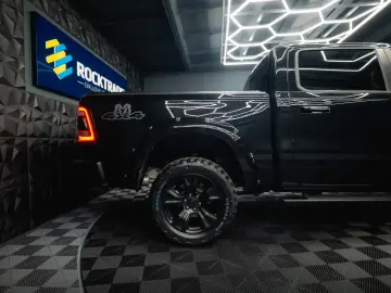 RAM 5.7 V8 HEMI 4x4 LARAMIE Offroad Night LED
