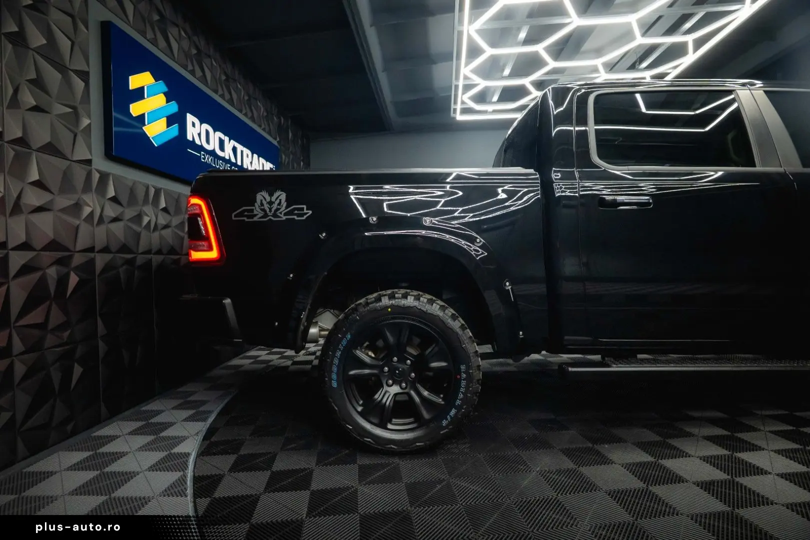 RAM 5.7 V8 HEMI 4x4 LARAMIE Offroad Night LED
