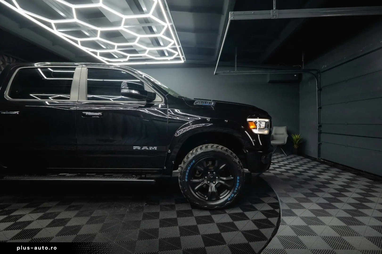 RAM 5.7 V8 HEMI 4x4 LARAMIE Offroad Night LED