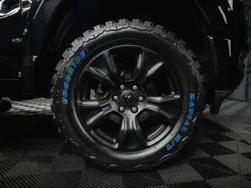 RAM 5.7 V8 HEMI 4x4 LARAMIE Offroad Night LED