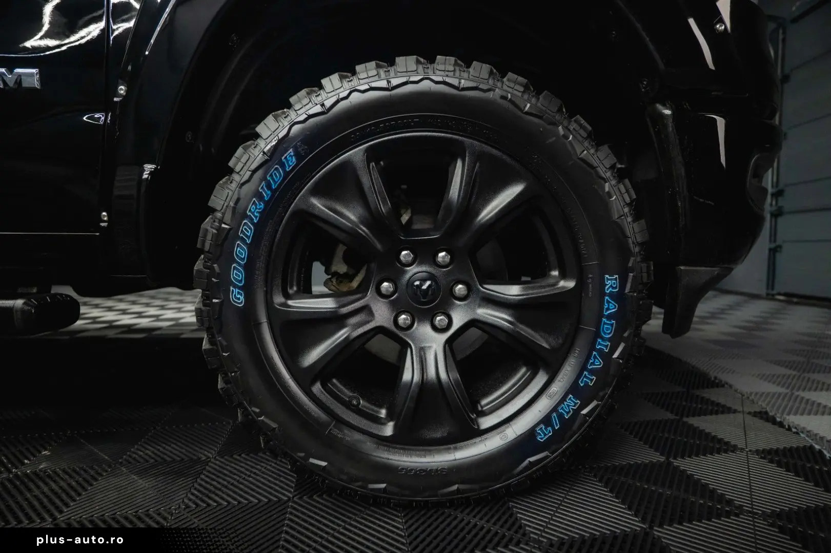 RAM 5.7 V8 HEMI 4x4 LARAMIE Offroad Night LED