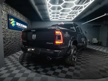 RAM 5.7 V8 HEMI 4x4 LARAMIE Offroad Night LED