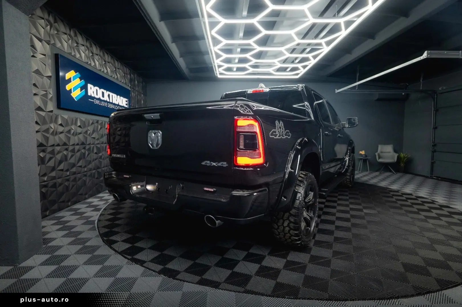 RAM 5.7 V8 HEMI 4x4 LARAMIE Offroad Night LED