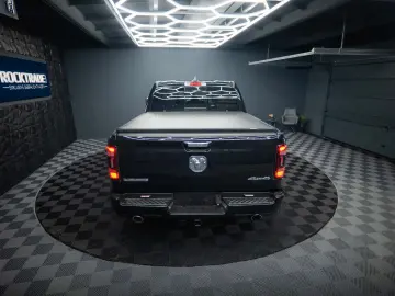 RAM 5.7 V8 HEMI 4x4 LARAMIE Offroad Night LED