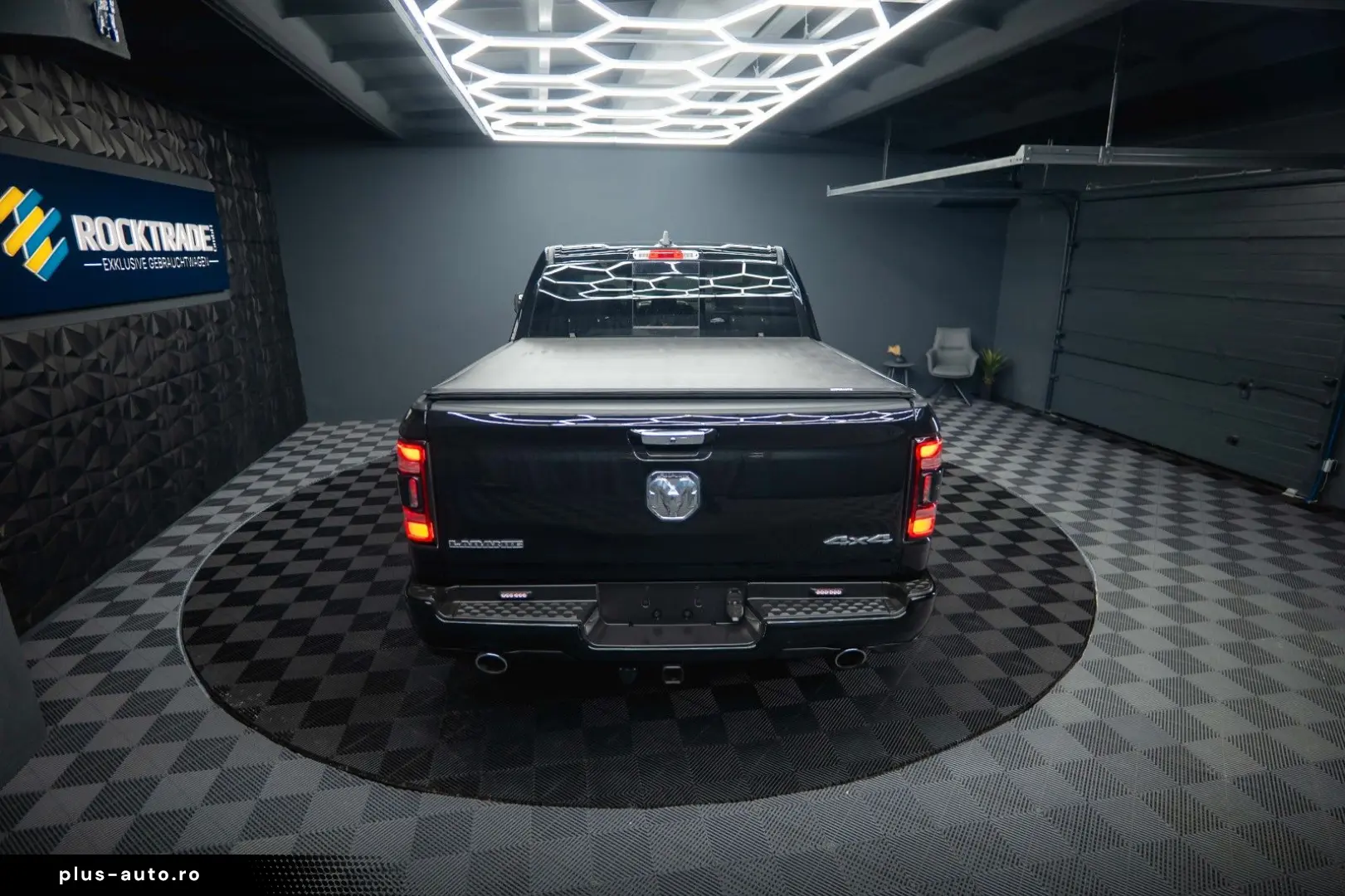 RAM 5.7 V8 HEMI 4x4 LARAMIE Offroad Night LED