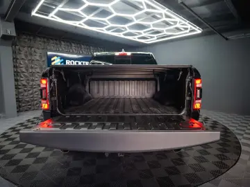 RAM 5.7 V8 HEMI 4x4 LARAMIE Offroad Night LED