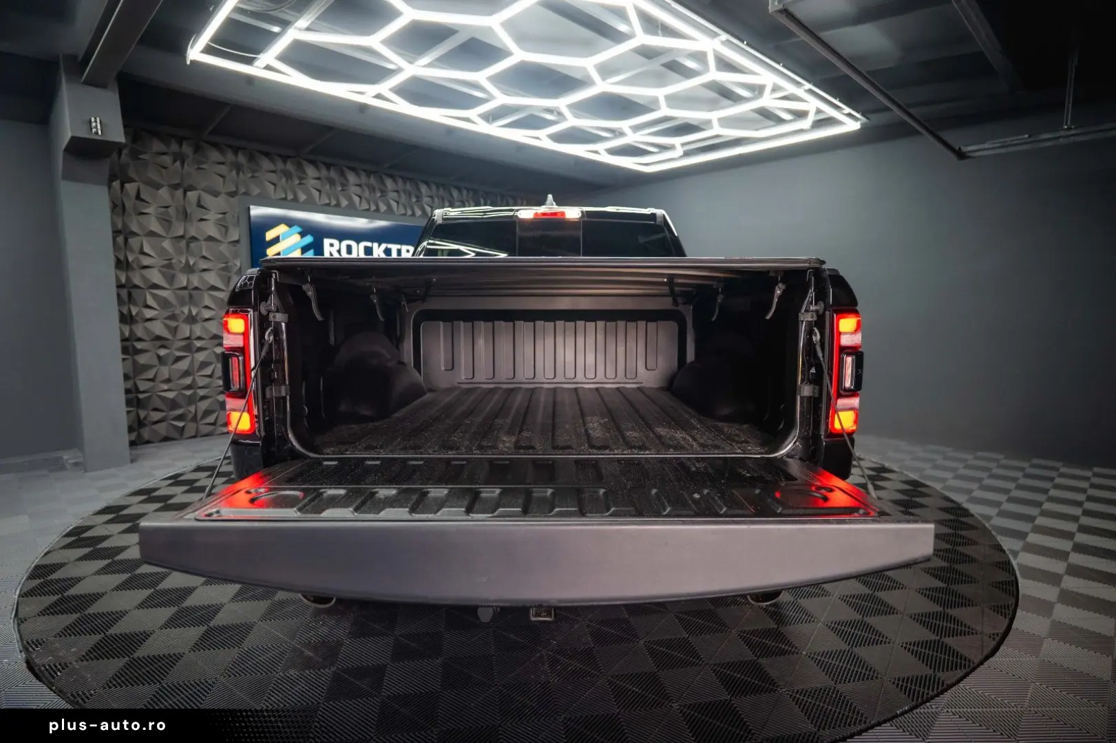 RAM 5.7 V8 HEMI 4x4 LARAMIE Offroad Night LED