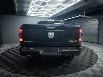 RAM 5.7 V8 HEMI 4x4 LARAMIE Offroad Night LED