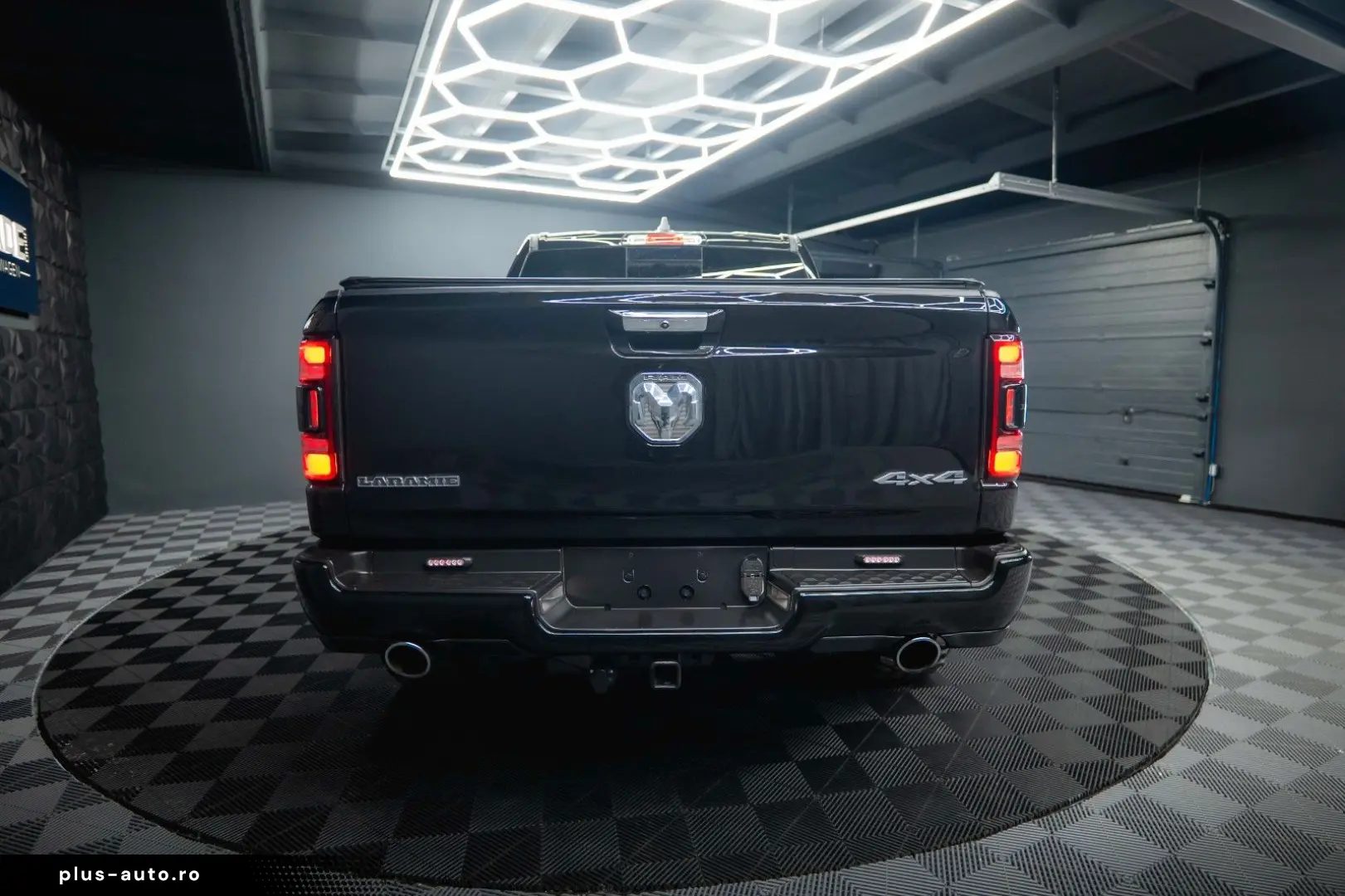 RAM 5.7 V8 HEMI 4x4 LARAMIE Offroad Night LED