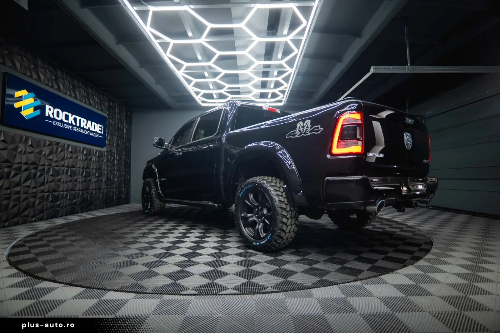 RAM 5.7 V8 HEMI 4x4 LARAMIE Offroad Night LED