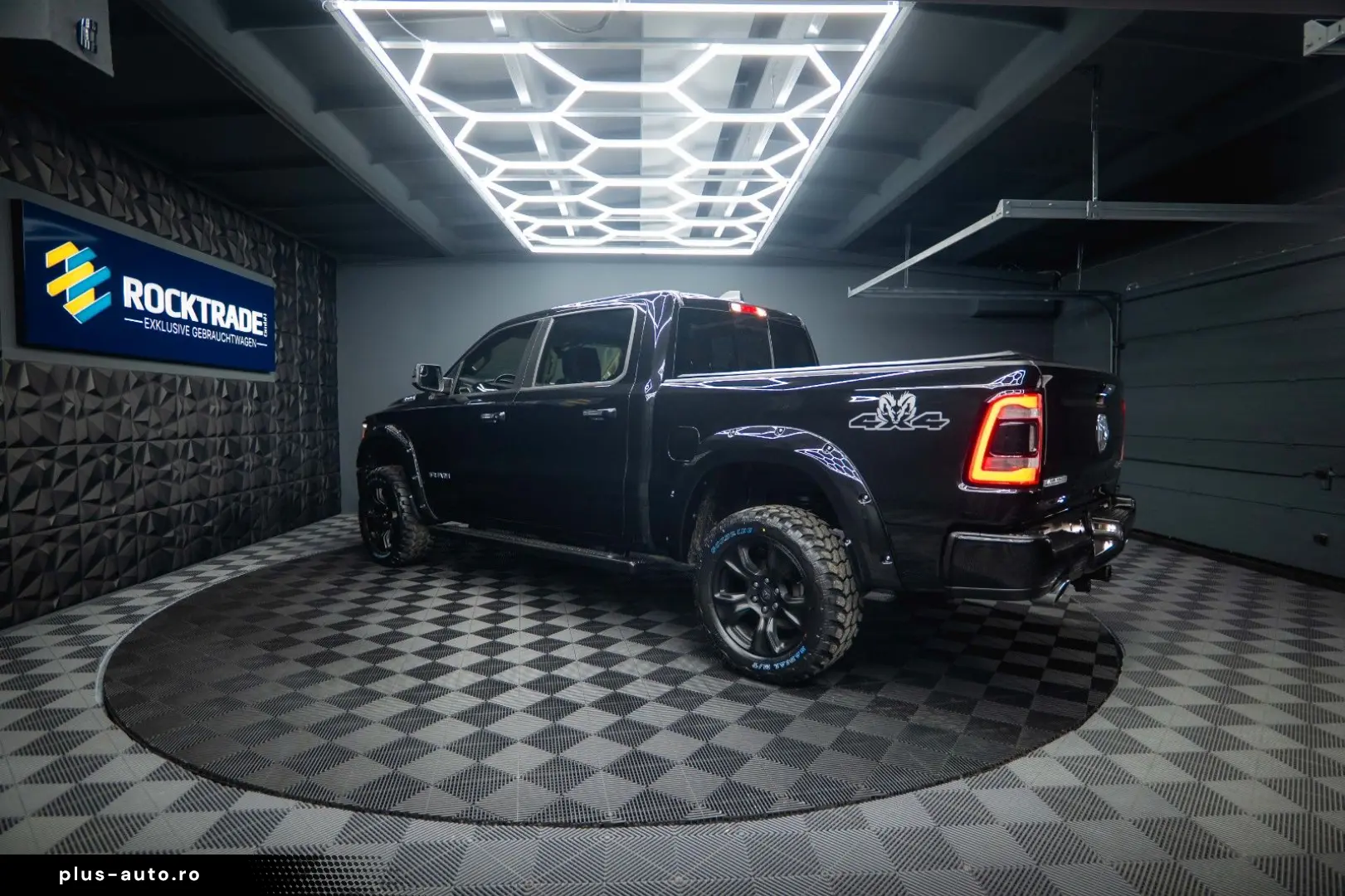 RAM 5.7 V8 HEMI 4x4 LARAMIE Offroad Night LED