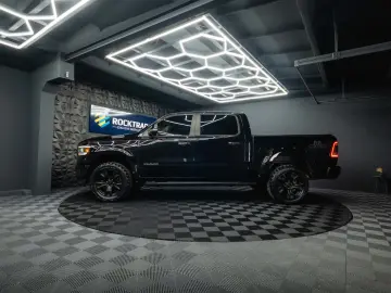 RAM 5.7 V8 HEMI 4x4 LARAMIE Offroad Night LED