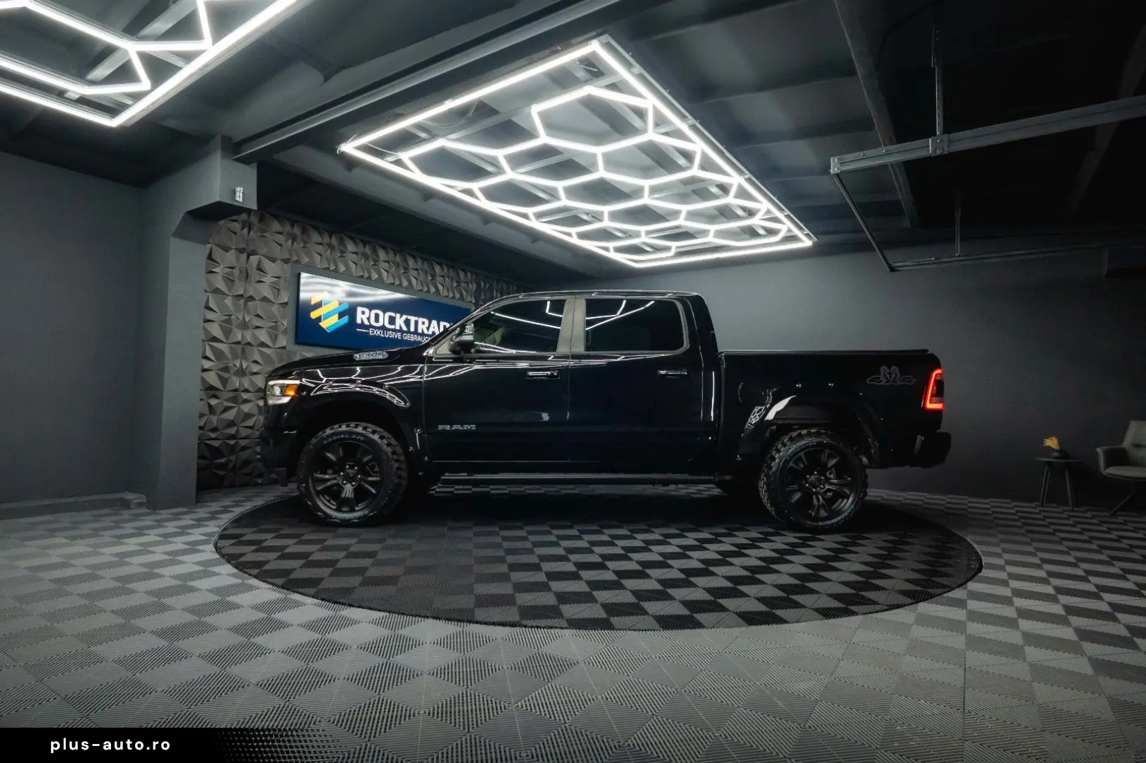 RAM 5.7 V8 HEMI 4x4 LARAMIE Offroad Night LED