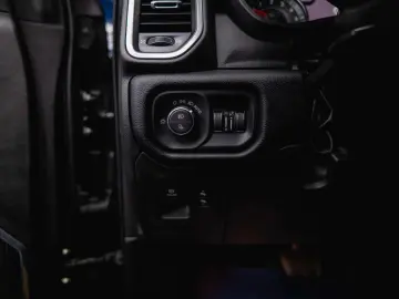 RAM 5.7 V8 HEMI 4x4 LARAMIE Offroad Night LED