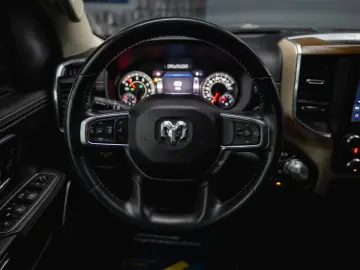 RAM 5.7 V8 HEMI 4x4 LARAMIE Offroad Night LED