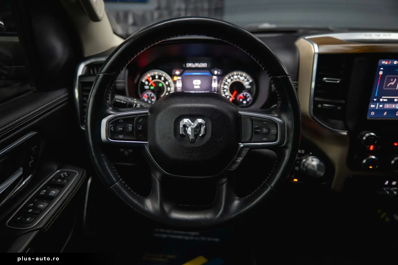 RAM 5.7 V8 HEMI 4x4 LARAMIE Offroad Night LED