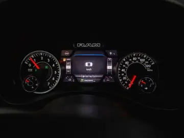 RAM 5.7 V8 HEMI 4x4 LARAMIE Offroad Night LED