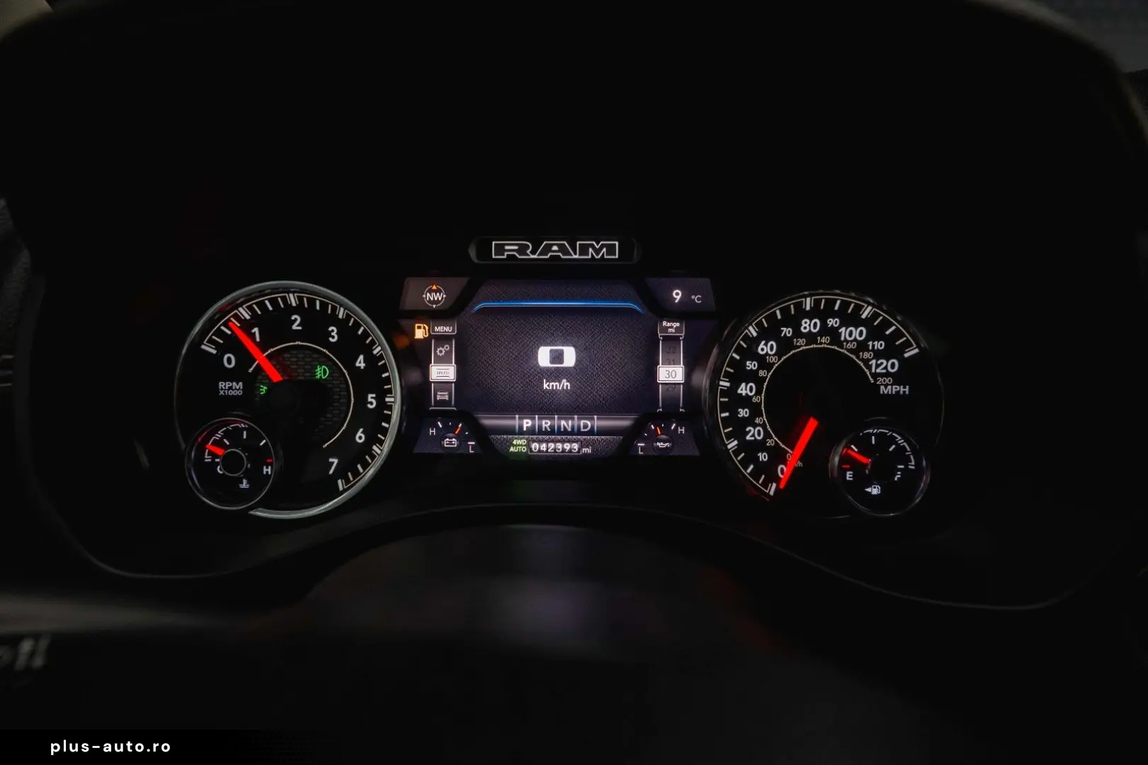 RAM 5.7 V8 HEMI 4x4 LARAMIE Offroad Night LED