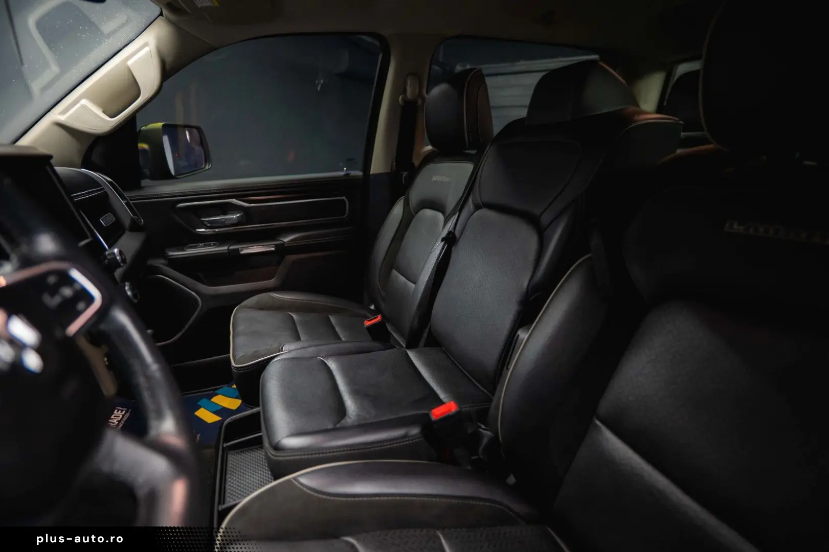 RAM 5.7 V8 HEMI 4x4 LARAMIE Offroad Night LED