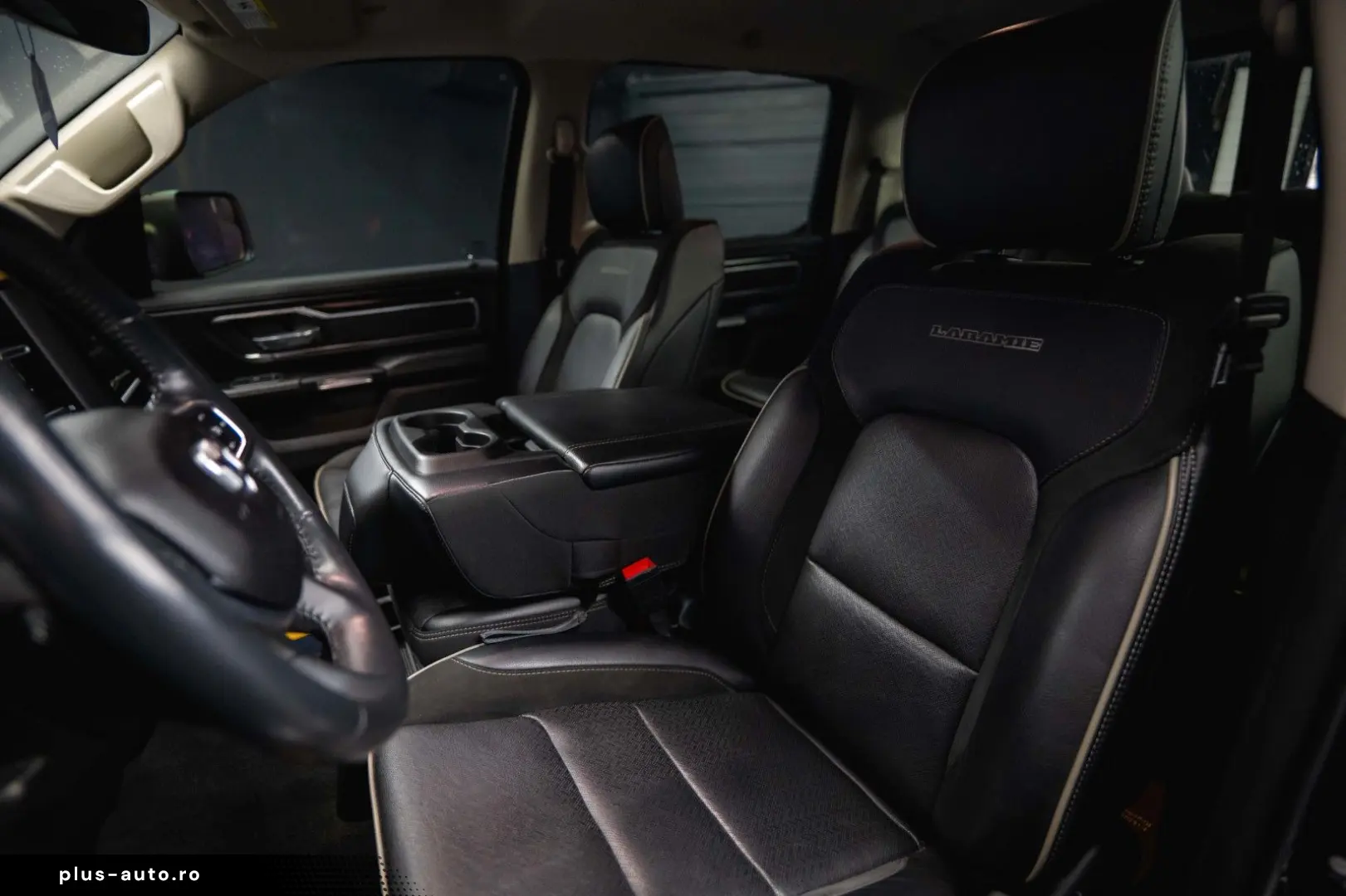 RAM 5.7 V8 HEMI 4x4 LARAMIE Offroad Night LED