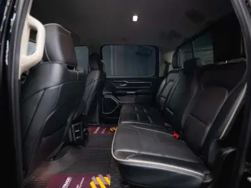 RAM 5.7 V8 HEMI 4x4 LARAMIE Offroad Night LED