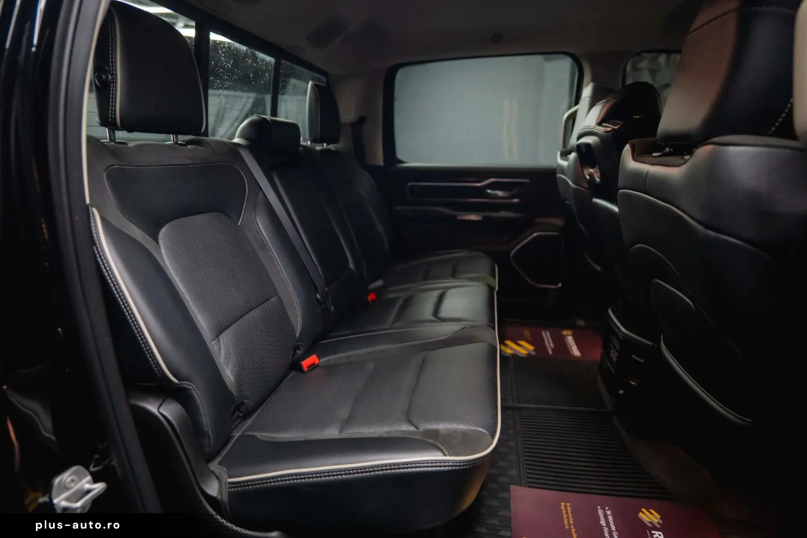 RAM 5.7 V8 HEMI 4x4 LARAMIE Offroad Night LED