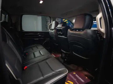 RAM 5.7 V8 HEMI 4x4 LARAMIE Offroad Night LED