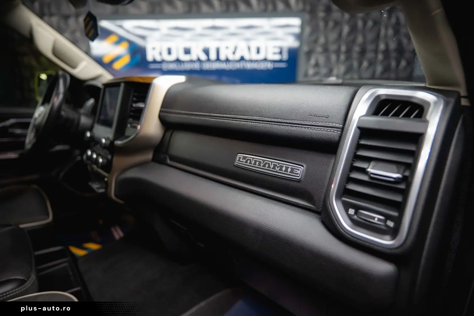 RAM 5.7 V8 HEMI 4x4 LARAMIE Offroad Night LED