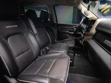 RAM 5.7 V8 HEMI 4x4 LARAMIE Offroad Night LED