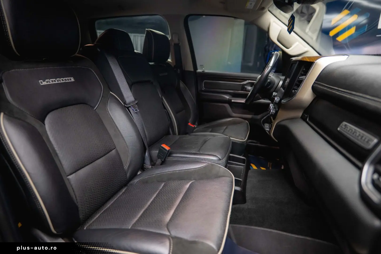 RAM 5.7 V8 HEMI 4x4 LARAMIE Offroad Night LED