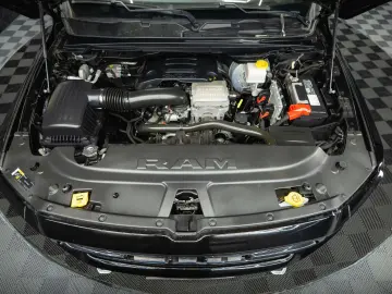 RAM 5.7 V8 HEMI 4x4 LARAMIE Offroad Night LED