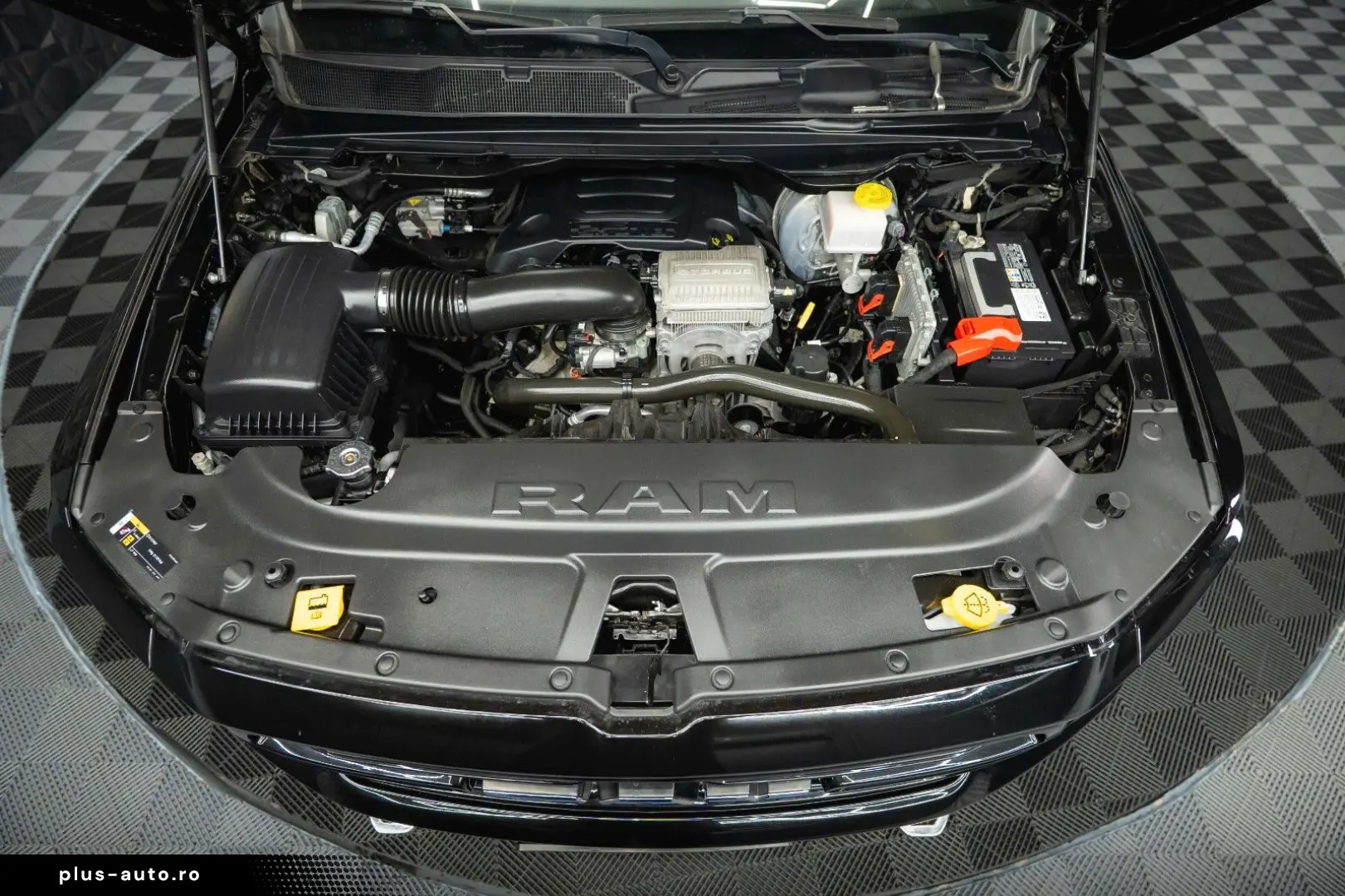 RAM 5.7 V8 HEMI 4x4 LARAMIE Offroad Night LED