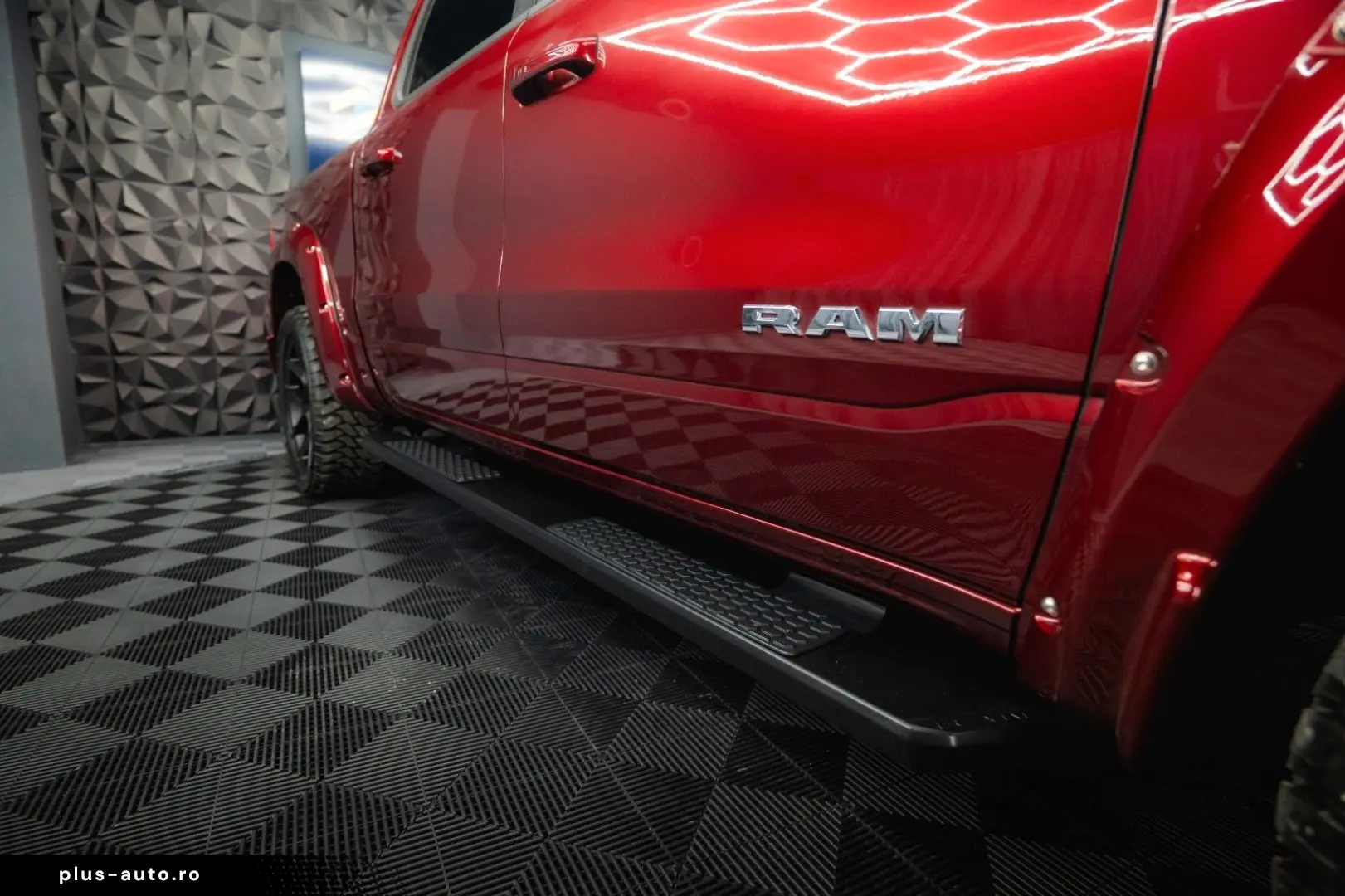 RAM 5.7 V8 HEMI 4x4 OFFROAD Night LARAMIE 19%