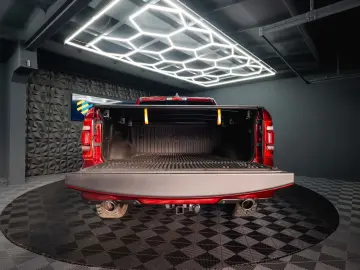 RAM 5.7 V8 HEMI 4x4 OFFROAD Night LARAMIE 19%