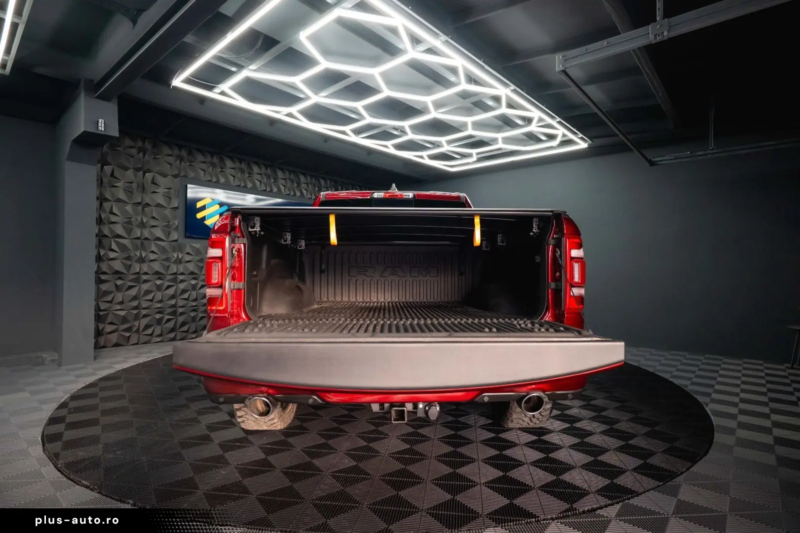 RAM 5.7 V8 HEMI 4x4 OFFROAD Night LARAMIE 19%