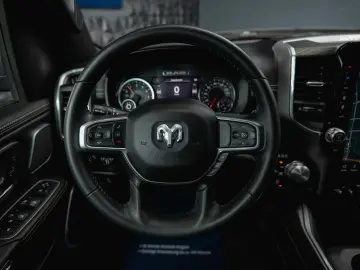 RAM 5.7 V8 HEMI 4x4 OFFROAD Night LARAMIE 19%