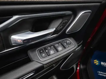 RAM 5.7 V8 HEMI 4x4 OFFROAD Night LARAMIE 19%