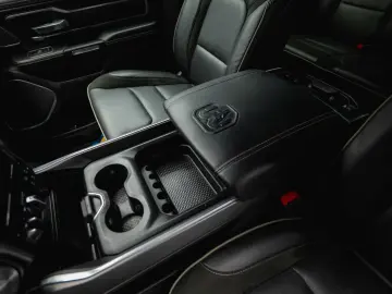 RAM 5.7 V8 HEMI 4x4 OFFROAD Night LARAMIE 19%