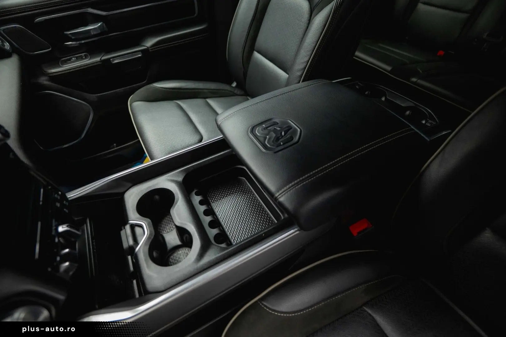 RAM 5.7 V8 HEMI 4x4 OFFROAD Night LARAMIE 19%