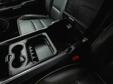 RAM 5.7 V8 HEMI 4x4 OFFROAD Night LARAMIE 19%