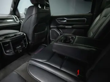 RAM 5.7 V8 HEMI 4x4 OFFROAD Night LARAMIE 19%