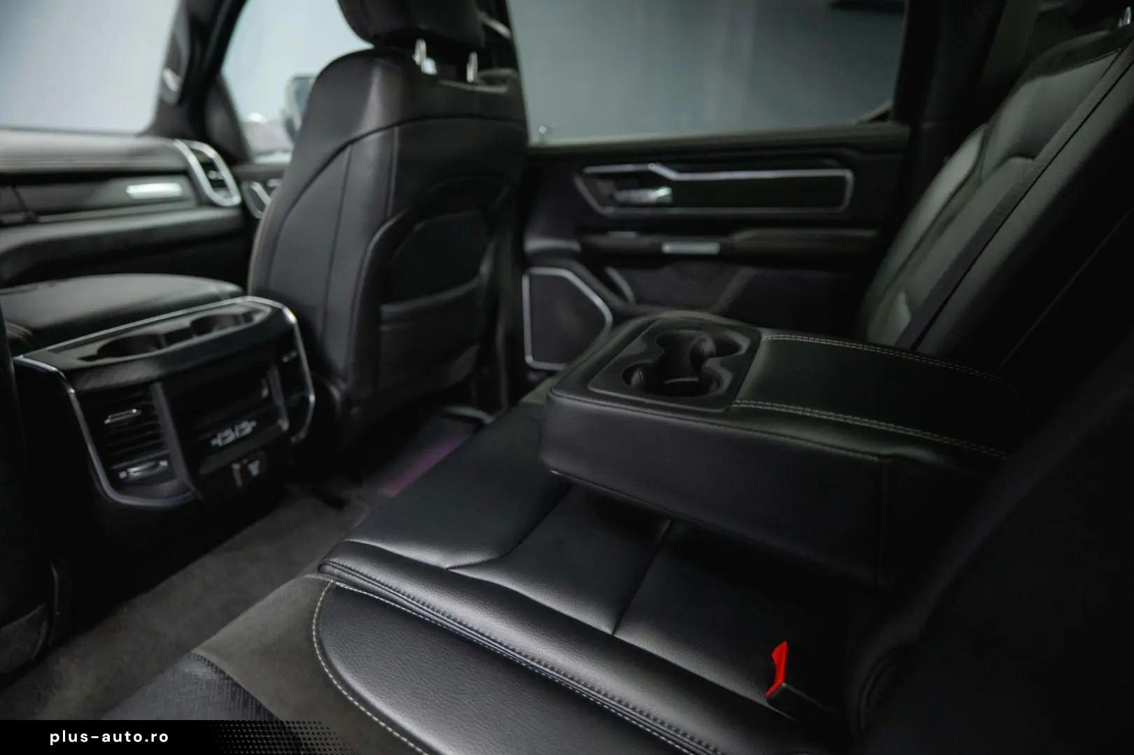 RAM 5.7 V8 HEMI 4x4 OFFROAD Night LARAMIE 19%